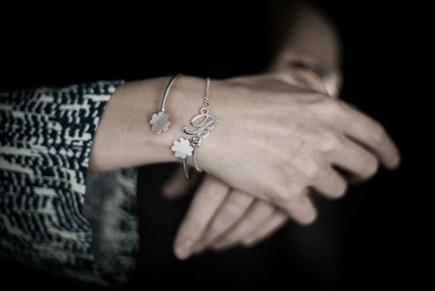 Bracciali con iniziali: lettere, nomi, simboli, cosa scegli?