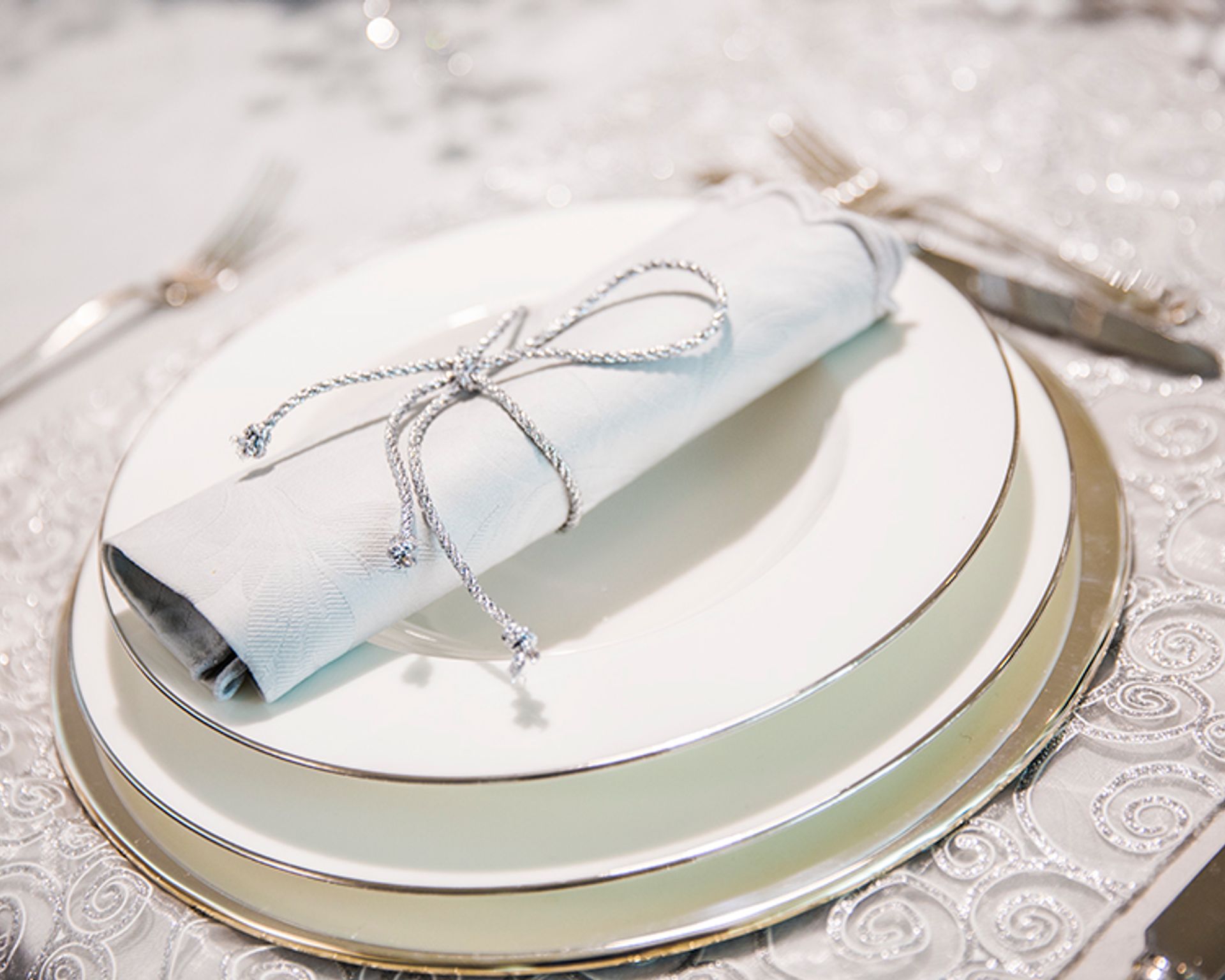 Apparecchiare con eleganza a Natale in argento e cristallo