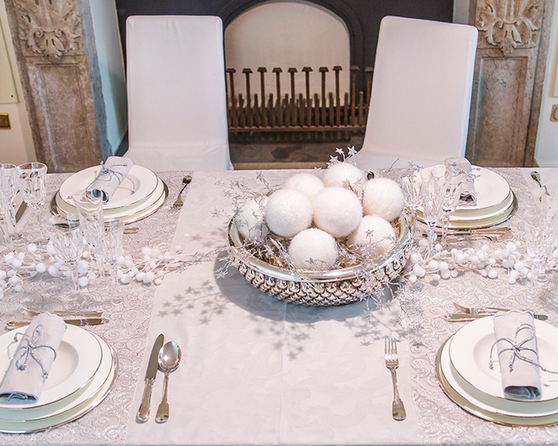 Apparecchiare la tavola di Natale in bianco e argento, stile elegante | Zanolli Magazine