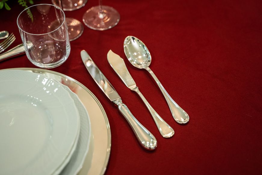 Servizi-di-piatti-natalizi-posate-stile-inglese