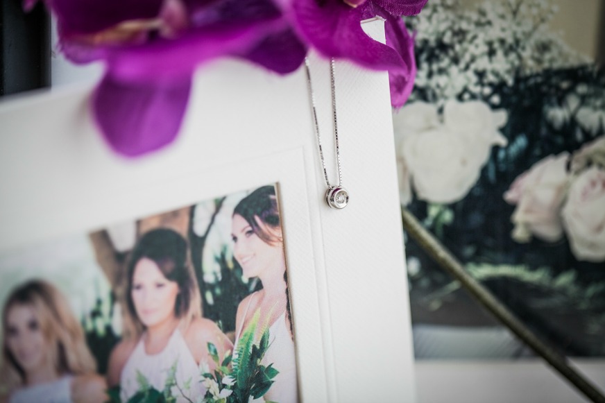 Cosa regalare a una donna testimone di nozze? Un punto luce!