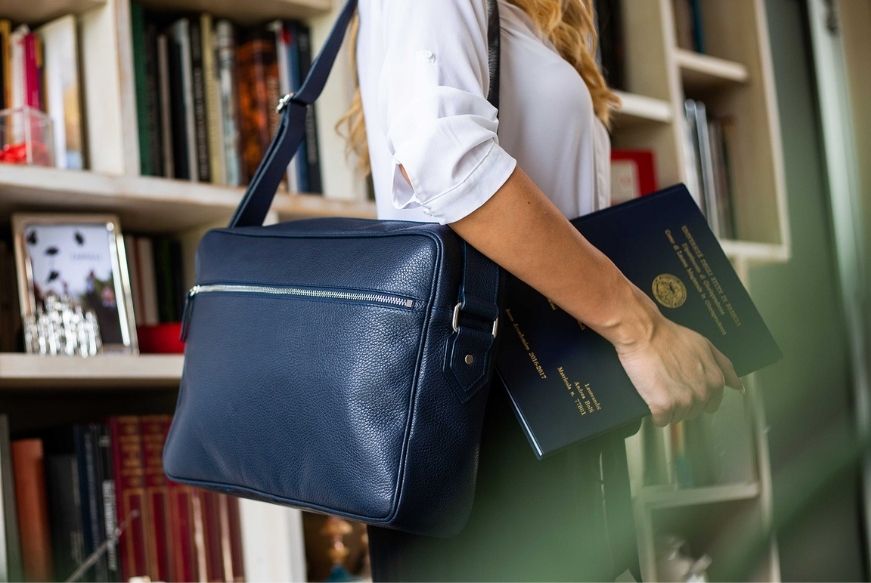 cosa-regalare-alla-laurea-borsa-in-pelle