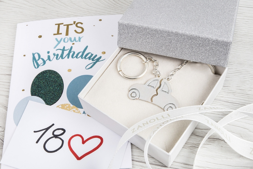 idee-regalo-per-18-anni-portachiavi-auto