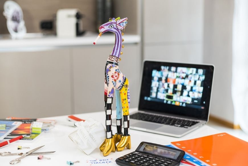 regalo-per-le-maestre-tom's-drag-giraffa