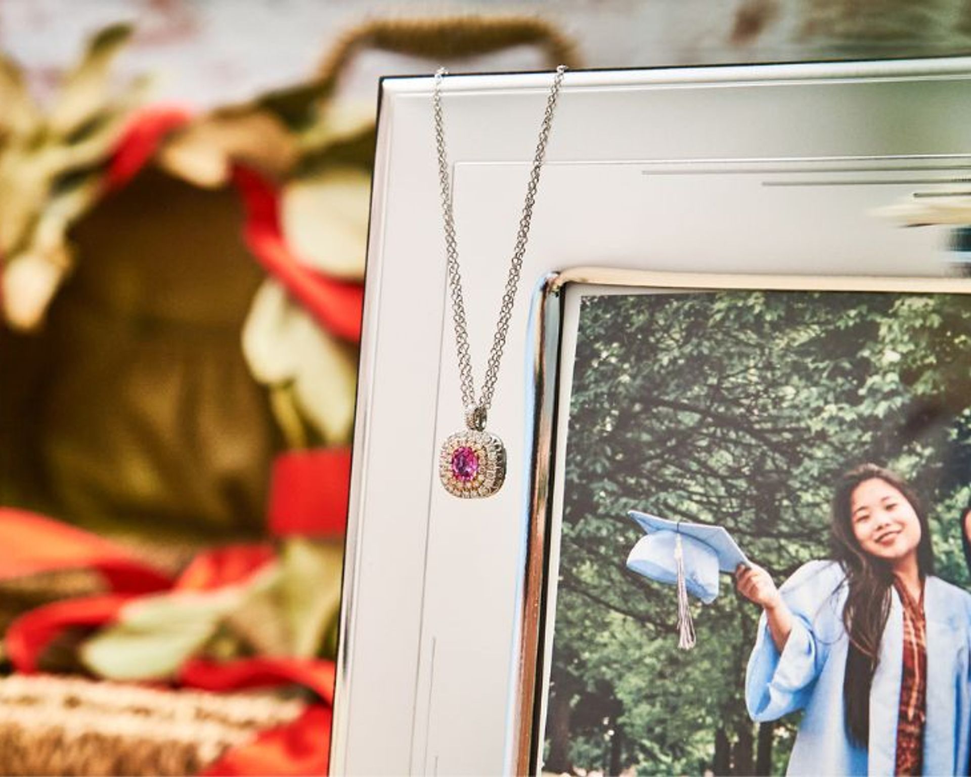 regali-laurea-per-lei-collana-con-diamanti-e-zaffiro-rosa