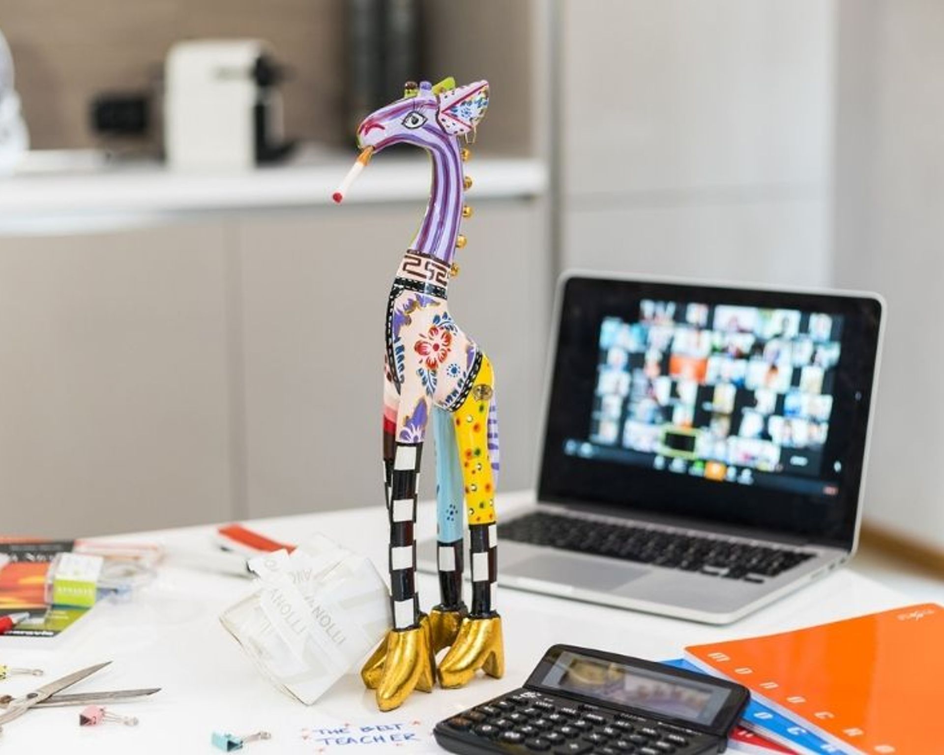 regalo-per-le-maestre-tom's-drag-giraffa