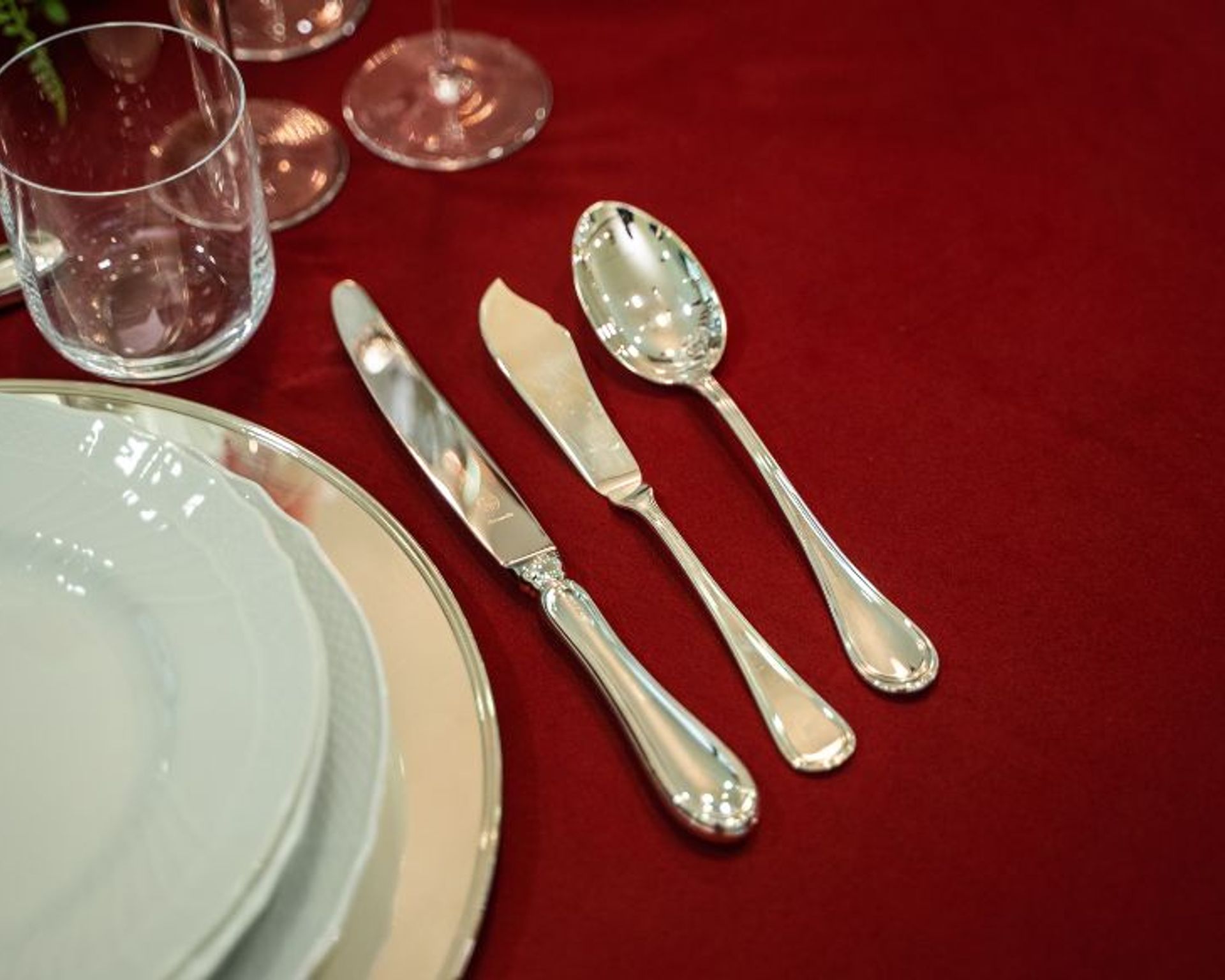 Servizi-di-piatti-natalizi-posate-stile-inglese