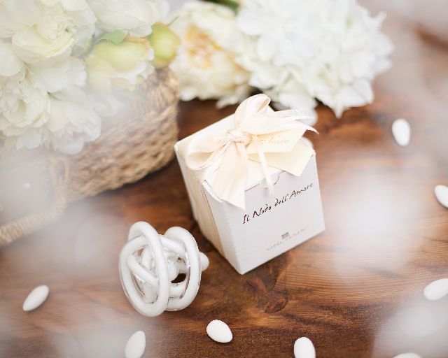 The knot of love milk white