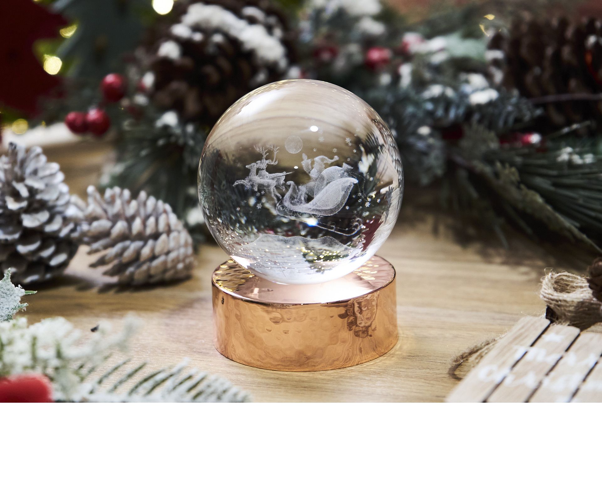 Sfera Di Cristallo Babbo Natale Con Incisione Laser 3d E Base In Rame Lucido Selezione Zanolli 185442 624babbo01