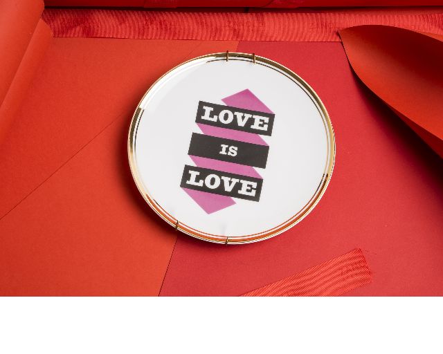 Piattino la tavola scomposta porcellana love is love