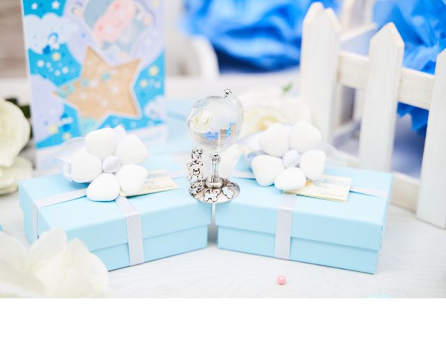 Globe with teddy bear pendant, box and sugared almonds