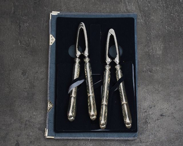 Schiaccianoci argento 80 grammi 2 pezzi in stile barocchino usato ricondizionato