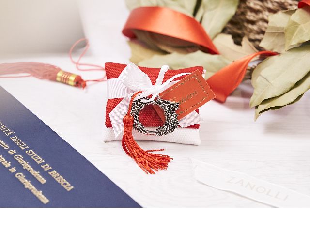 Magnifying glass laurel with tassel and sugared almonds