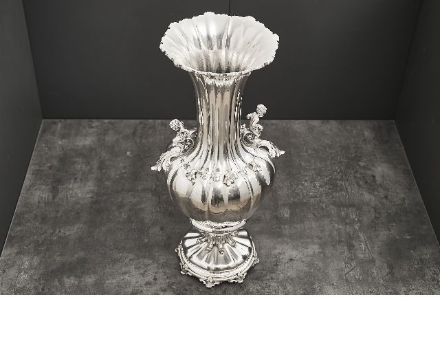 Vaso argento 1927 grammi con due putti e decorazione foglie usato ricondizionato
