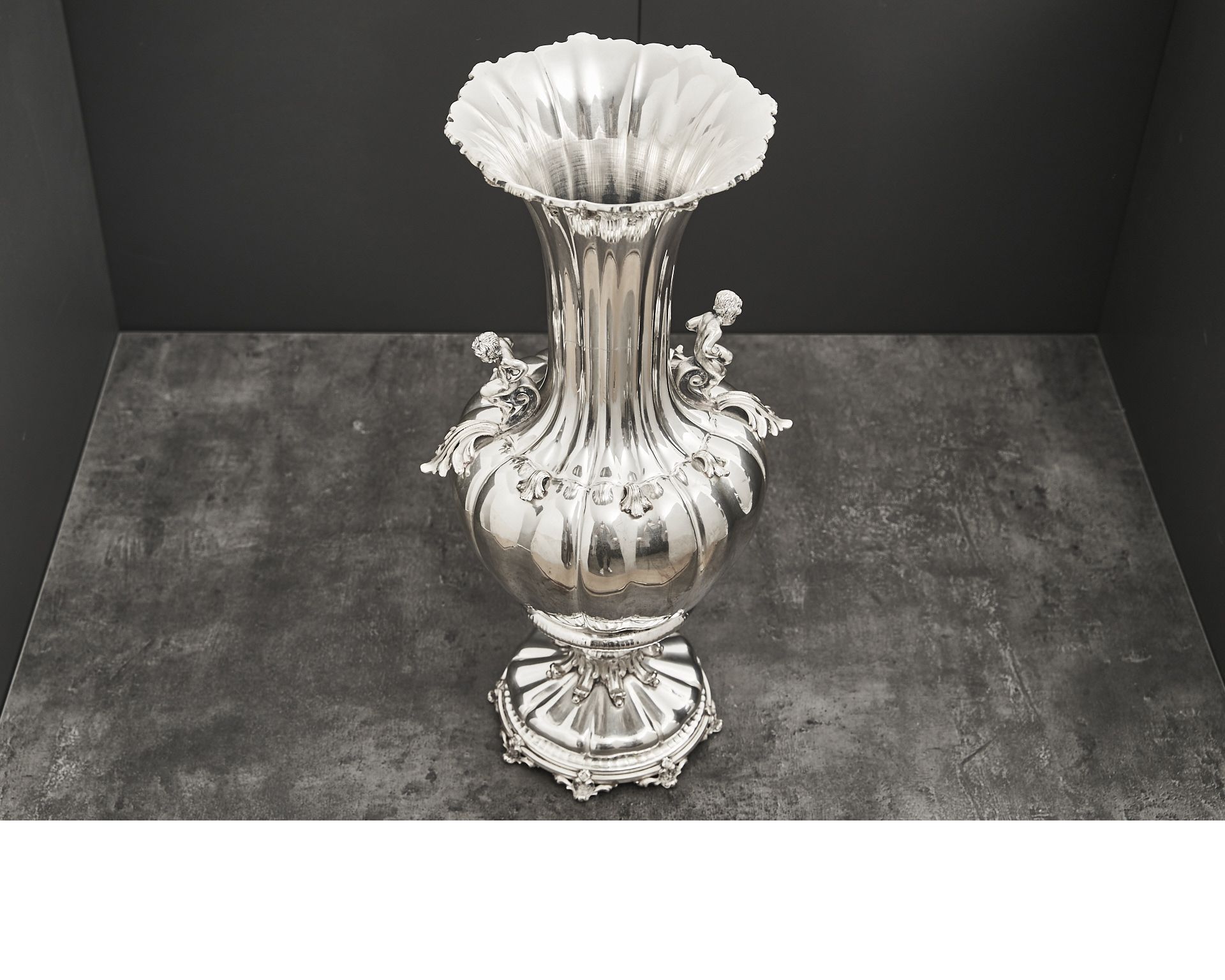 Vaso Argento Con Due Putti E Decorazione Foglie Usato Ricondizionato Zanolli Vintage 177520 Us0005472