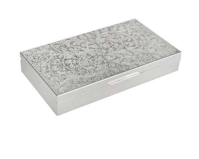 Box silver with floral engraving and wooden interior