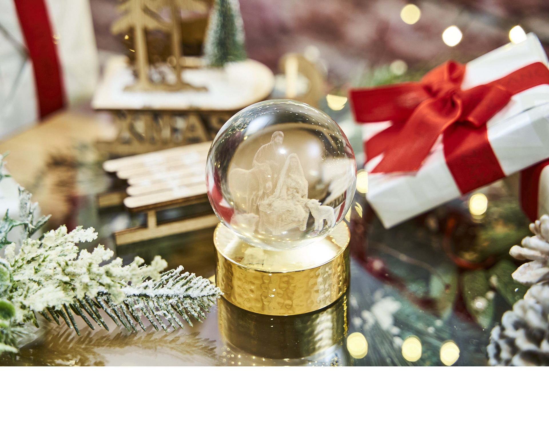 Crystal Ball Holy Family With 3d Laser Engraving And Polished Gold Base Selezione Zanolli 185113 624sacro03