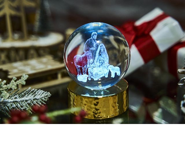 Crystal Ball Holy Family With 3d Laser Engraving And Polished Gold Base Selezione Zanolli 185113 624sacro03