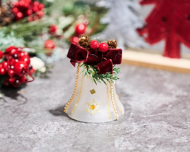 Idea regalo natale campanella bianca con luce led e fiori