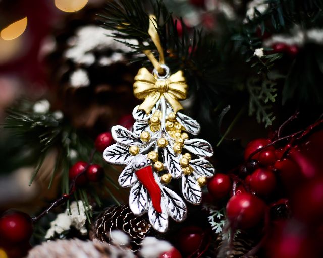 Christmas gift mistletoe and horn gold