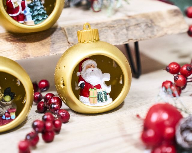 Gold sphere with led