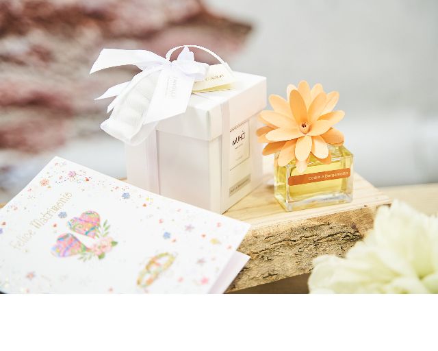 Fragrance diffuser flower cedar and bergamot with sugared almonds