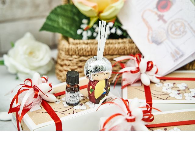 Fragrance diffuser kokeshi with sugared almonds