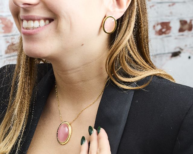 Collana ottone finitura oro con occhio di gatto rosa