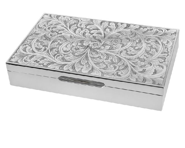 Box silver with floral engraving and wooden interior
