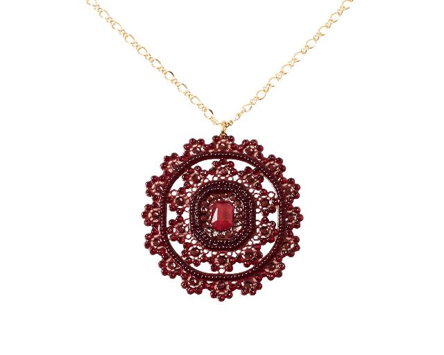 Collana in ottone dorato con strass bordeaux