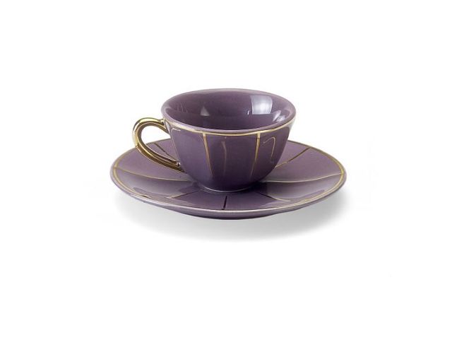 Tazza caffè la tavola scomposta porcellana con piattino porpora