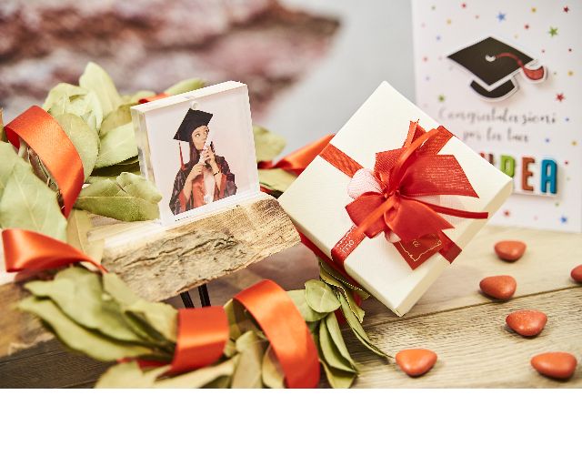 Picture frame with sugared almonds