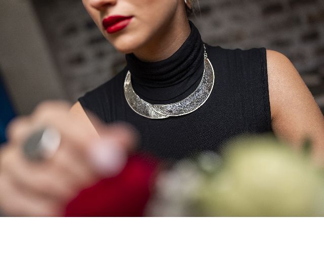 Collana alba argento martellato con mezzelune rigide