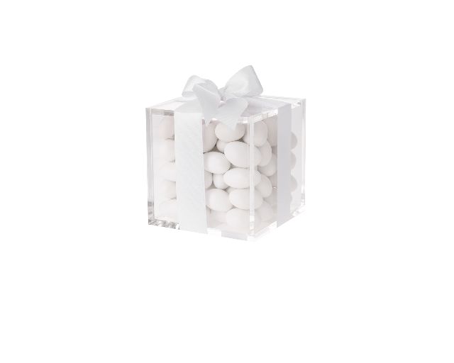 Box with sugared almonds or tenerezze