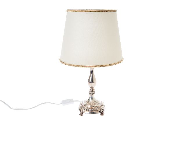Lampada argento con stelo lavorato e paralume bianco