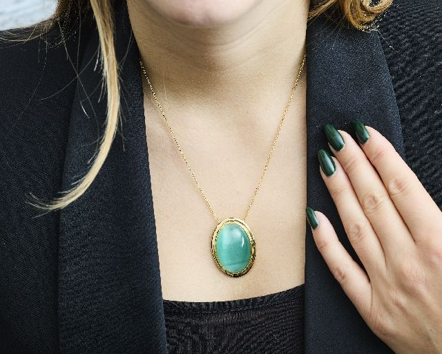 Collana ottone finitura oro con occhio di gatto verde acqua