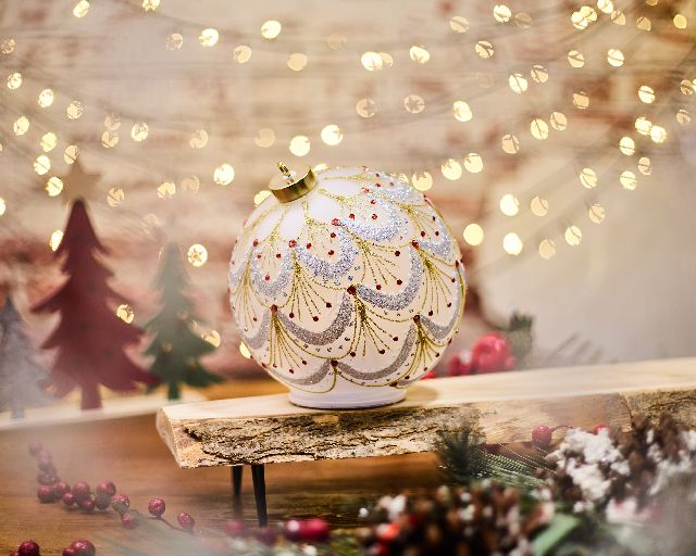 Idea regalo natale sfera girevole bianca oro e rossa con luce led