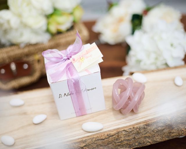 Il nodino dell'amore rosa con fiocco