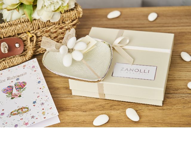 Heart saucer mother-of-pearl with sugared almonds
