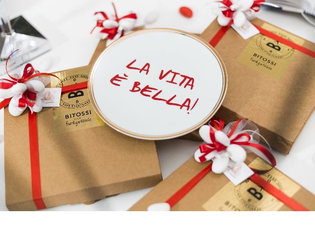 Piattino la tavola scomposta porcellana la vita è bella con ciuffo portaconfetti