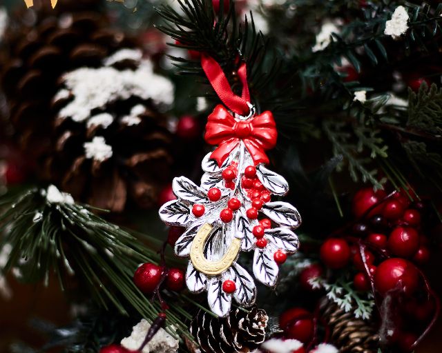 Idea regalo natale vischio rosso e ferro di cavallo oro
