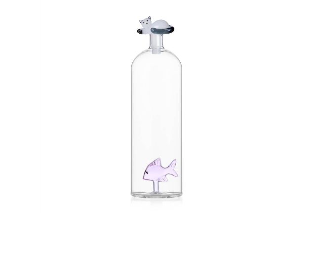 Bottiglia tabby cat pesce rosa e gatto bianco