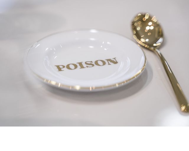 Piattino la tavola scomposta porcellana poison